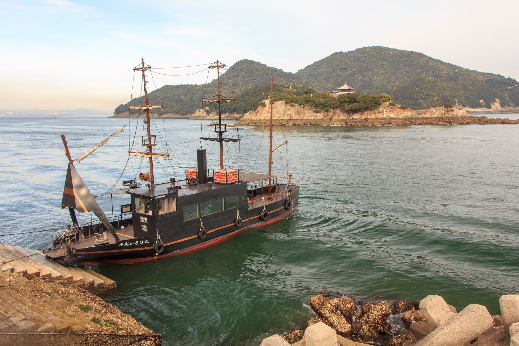 09-Ferry from Tomochotomo to Sensui Island.jpg